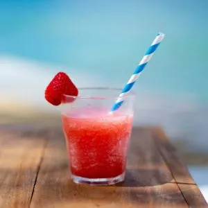 Cocktail au bord de la piscine