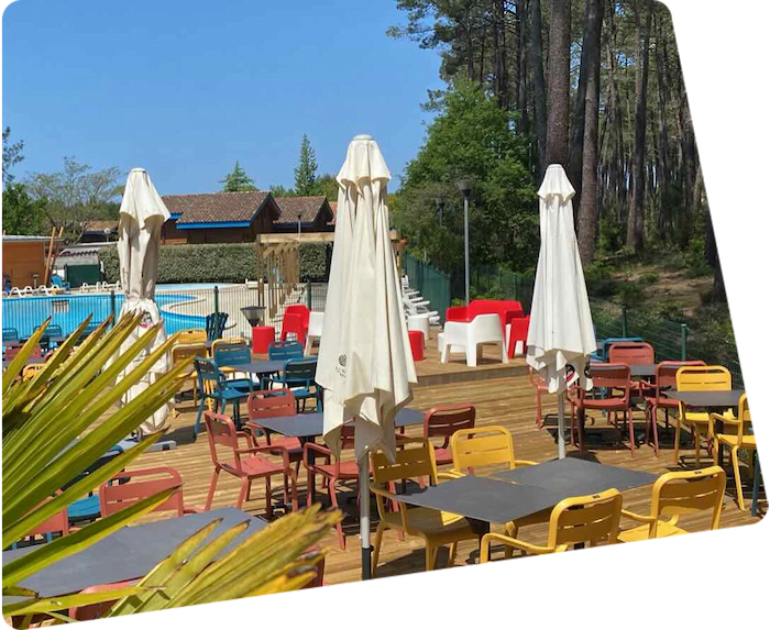 terrasse du restaurant avec vue sur la piscine